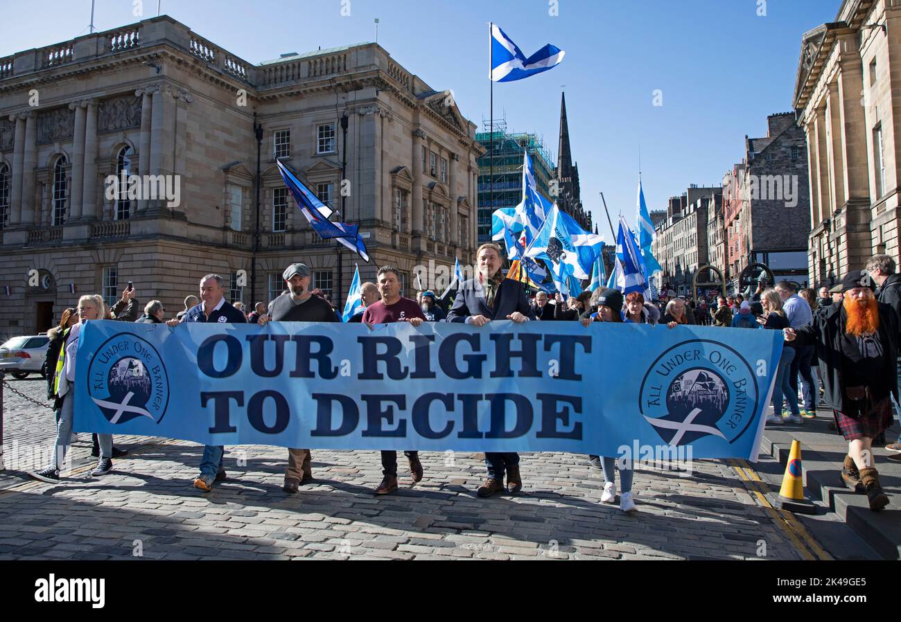 Édimbourg, Écosse, Royaume-Uni. 1st octobre 2022. All Under One Banner (AUOB) organise un rassemblement à travers le Royal Mile et conclut au Parlement écossais avec un « arche pour l'indépendance, notre droit de décider ». Dans le cadre du rassemblement, le groupe tient à rendre compte aux Tories de l'utilisation de la mort de la reine comme moyen de « prétendre que le Royaume-Uni est un pays ayant un intérêt commun, et d'étouffer la dissidence ». En photo : jeunes et vieux se sont présentés pour montrer leur soutien et faire connaître leur point de vue dans les rues de la capitale écossaise. Crédit : Arch White/alamy Live News. Banque D'Images