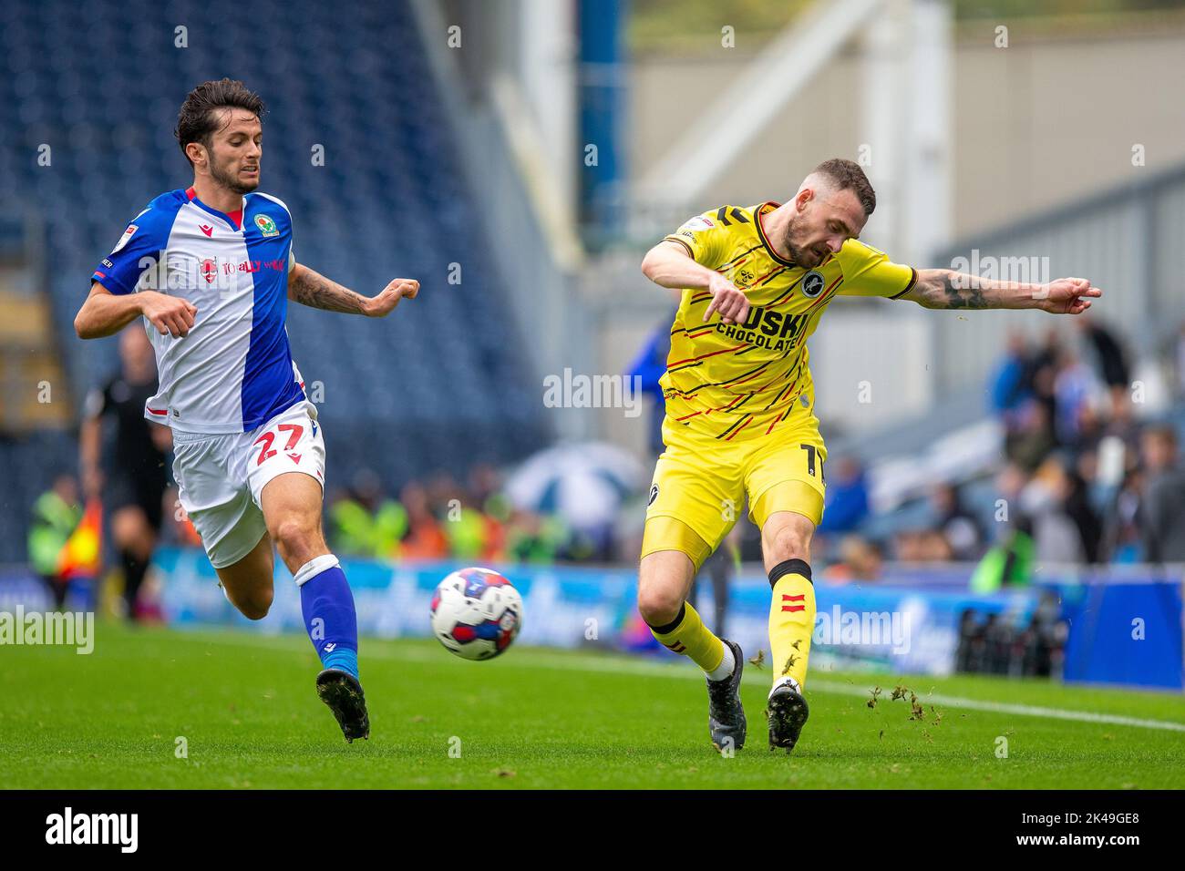 Scott Malone #11 de Millwall traverse la balle pendant le match de championnat Sky Bet Blackburn Rovers vs Millwall à Ewood Park, Blackburn, Royaume-Uni, 1st octobre 2022 (photo de Phil Bryan/News Images) Banque D'Images