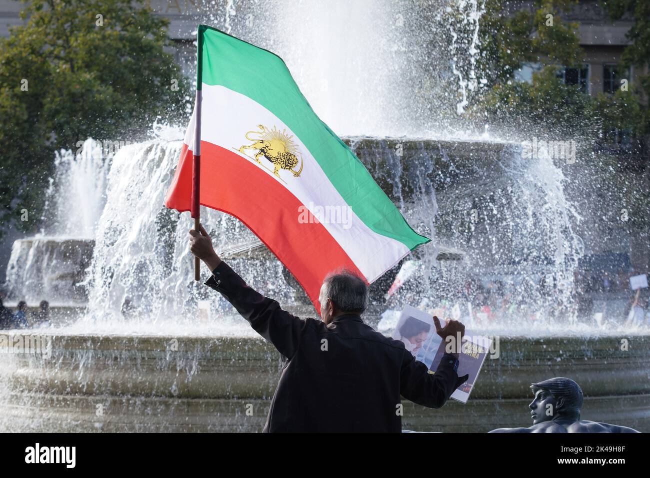 Londres, Royaume-Uni. 1st octobre 2022. Des centaines d'Iraniens britanniques se réunissent à Trafalgar Square pour demander que plus de mesures soient prises depuis la mort de Mahsa Amini. La kurde, âgée de 22 ans, a été déclarée décédée trois jours après son arrestation dans la capitale iranienne pour avoir porté le foulard du hijab de manière « inappropriée ». Credit: Guy Corbishley/Alamy Live News Banque D'Images