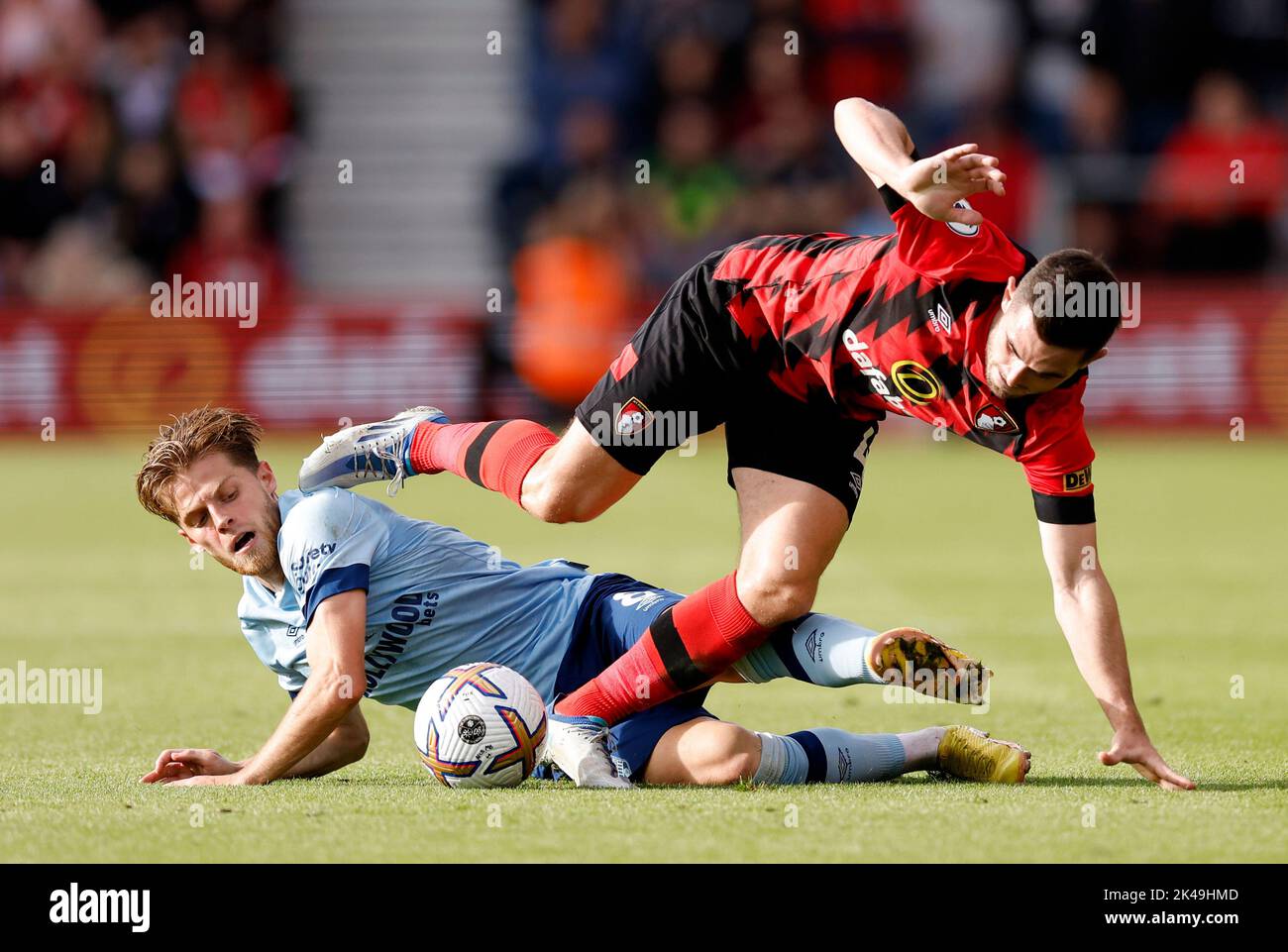 Mathias Jensen de Brentford (à gauche) et Lewis Cook de Bournemouth se battent pour le ballon lors du match de la Premier League au stade Vitality, à Bournemouth. Date de la photo: Samedi 1 octobre 2022. Banque D'Images