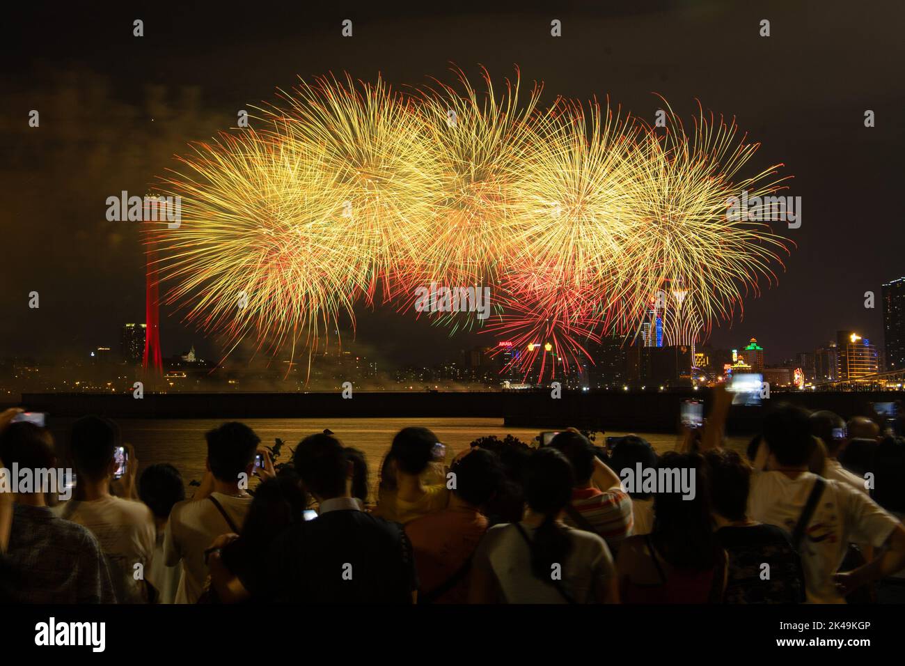 Macao, Chine. 1st octobre 2022. Un spectacle de feu d'artifice a lieu pour célébrer le 73rd anniversaire de la fondation de la République populaire de Chine à Macao, dans le sud de la Chine, le 1 octobre 2022. Crédit: Cheong Kam Ka/Xinhua/Alay Live News Banque D'Images