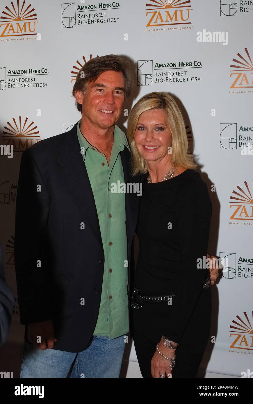 Olivia Newton-John et son mari John Easterling visitent une exposition de héros d'Amazone pour la boisson santé de Zamu à Cologne sur 6 octobre 2009 Banque D'Images