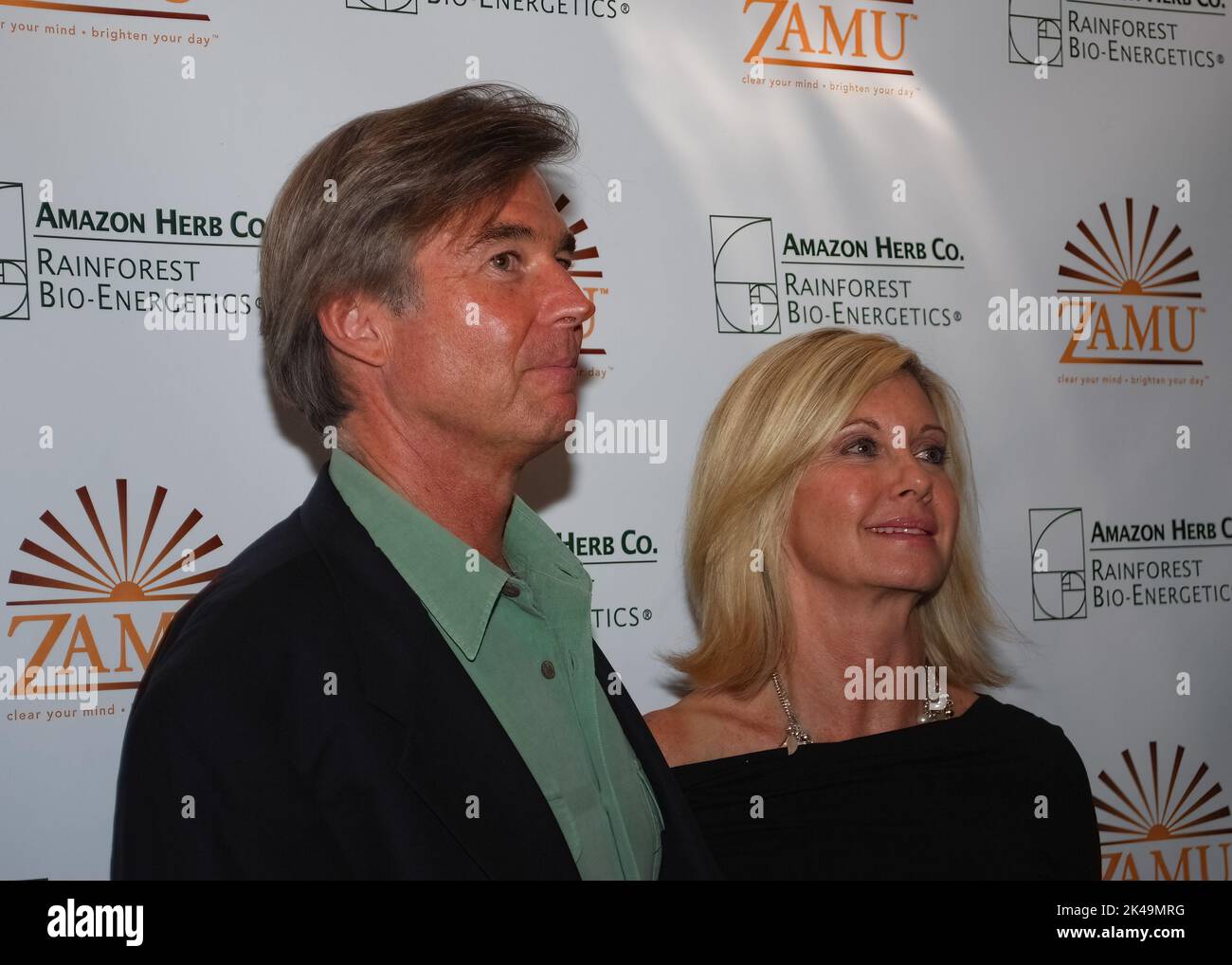 Olivia Newton-John et son mari John Easterling visitent une exposition de héros d'Amazone pour la boisson santé de Zamu à Cologne sur 6 octobre 2009 Banque D'Images