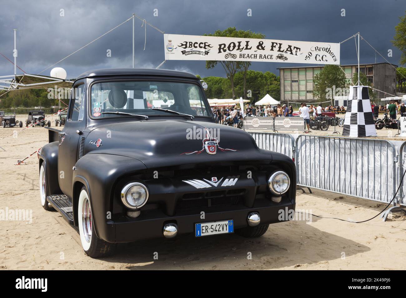 Hot Rod sur la plage de Caorle, près de Venise - voitures rockabilly - Roll e Flat - spectacle automobile - course de voitures d'époque Banque D'Images