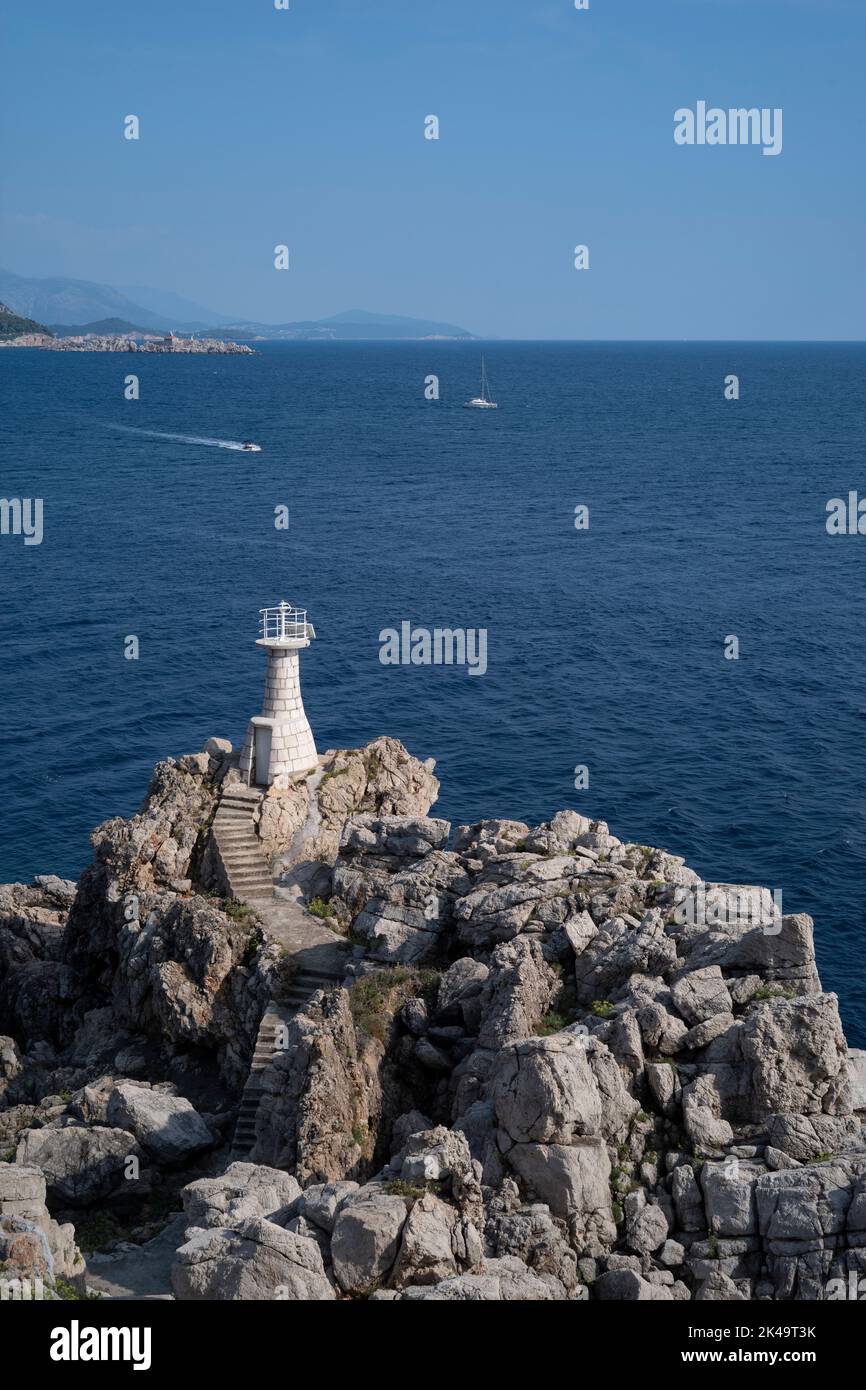 Kolocep phare avec la périphérie de Dubrovnik continent dans la distance Banque D'Images