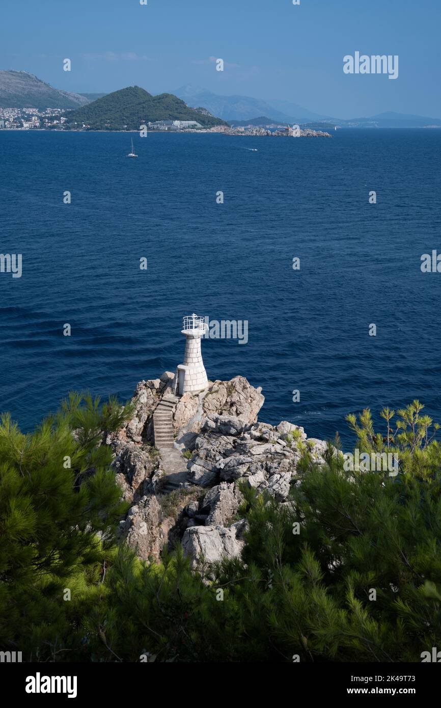 Kolocep phare avec la périphérie de Dubrovnik continent dans la distance Banque D'Images