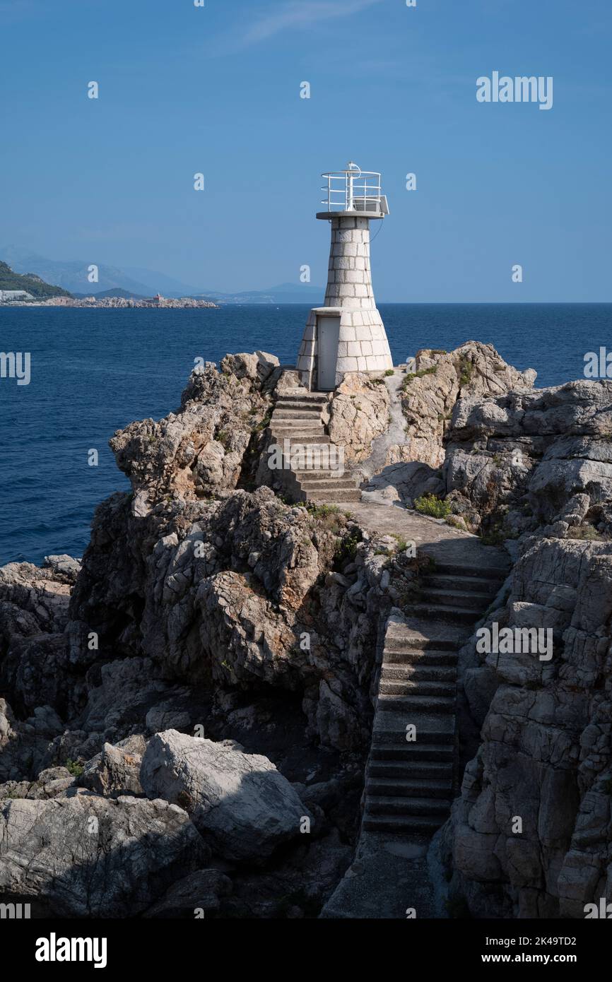 Kolocep phare avec la périphérie de Dubrovnik continent dans la distance Banque D'Images