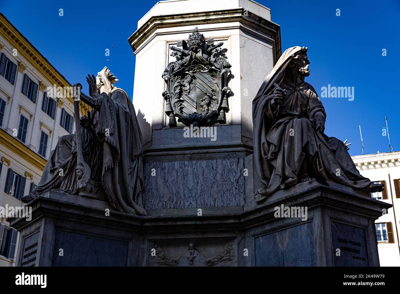 La colonne de l'Immaculée conception avec les statues du prophète Ésaïe et du roi David. Rome, Italie. Banque D'Images