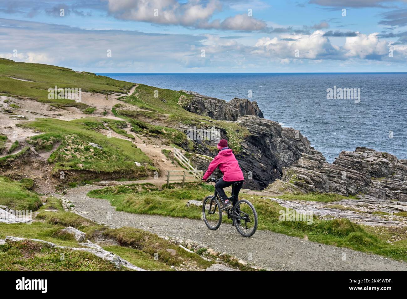 Belle femme senior en VTT, en vélo sur les falaises de Malin Head, le point le plus au nord de l'Irlande Banque D'Images