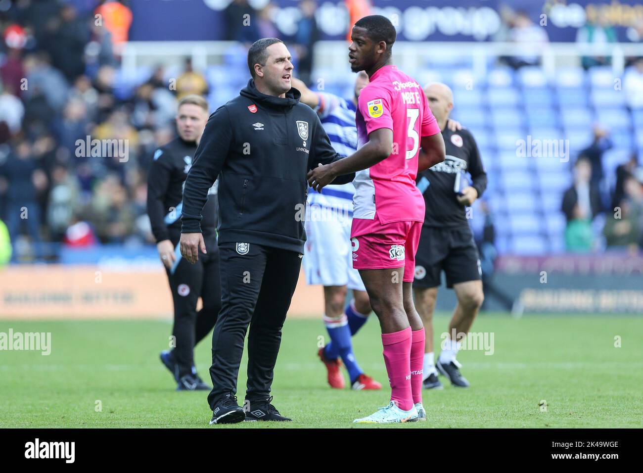 Mark Fotheringham, directeur de Huddersfield Town, parle à Luke Mbete-Tabu lors du dernier coup de sifflet lors du match de championnat Sky Bet Reading vs Huddersfield Town au Select car Leasing Stadium, Reading, Royaume-Uni, 1st octobre 2022 (photo d'Arron Gent/News Images) Banque D'Images