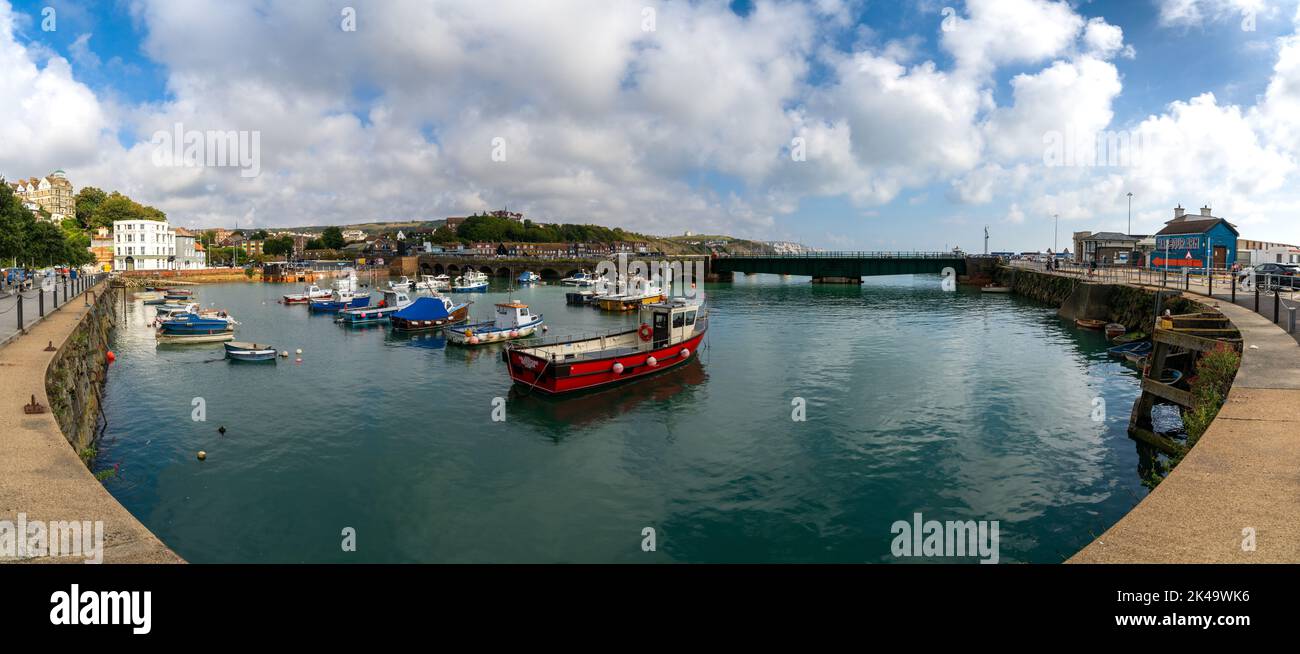Folkestone, Royaume-Uni - 11 septembre 2022 : vue panoramique du port de Folkestone avec de nombreux bateaux à l'ancre Banque D'Images