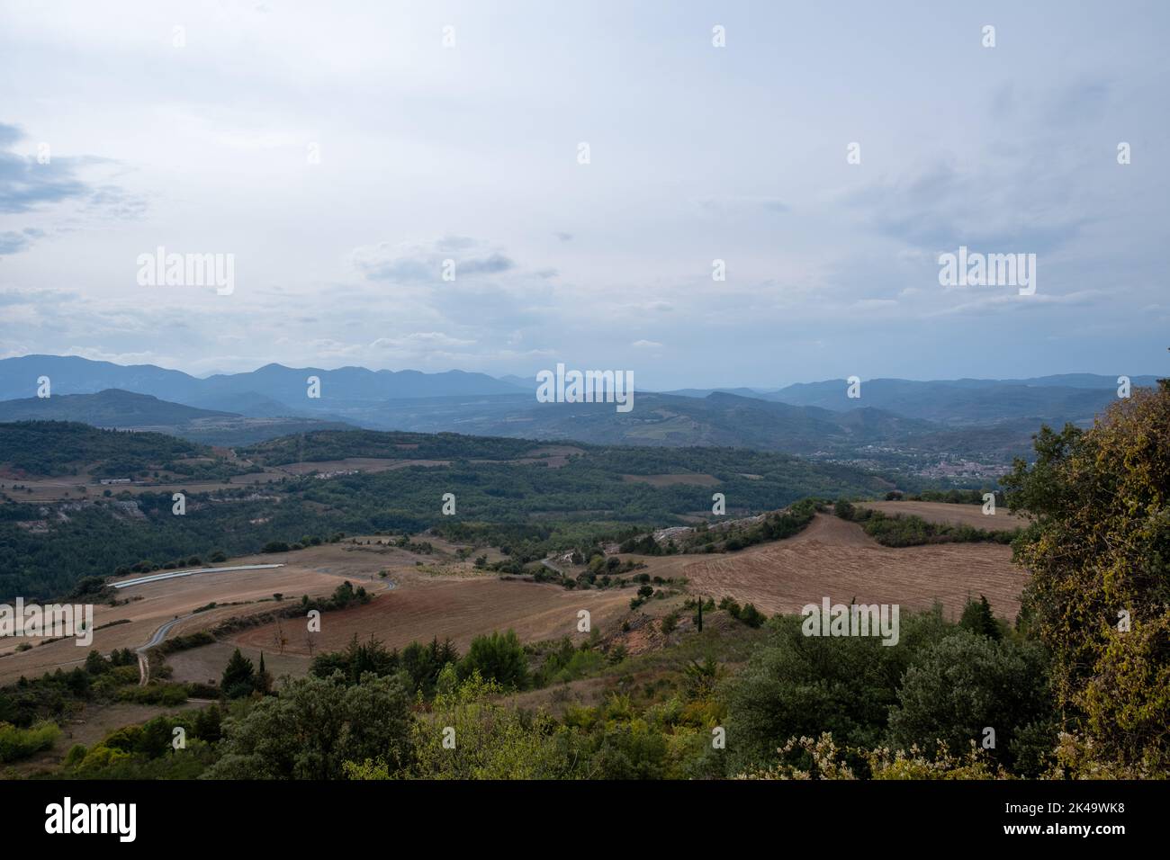 Vue magnifique sur le paysage depuis un point de vue à Rennes-le-Château, Aude, Occitanie, Sud de la France. Banque D'Images