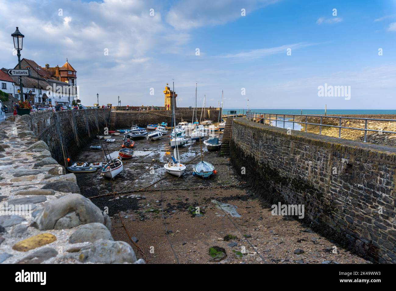 Lynton et Lynmouth, royaume-uni - 2 septembre 2022 : vue de la rivière East Lyn et du port de Lynmouth avec de nombreux bateaux bloqués à marée basse Banque D'Images