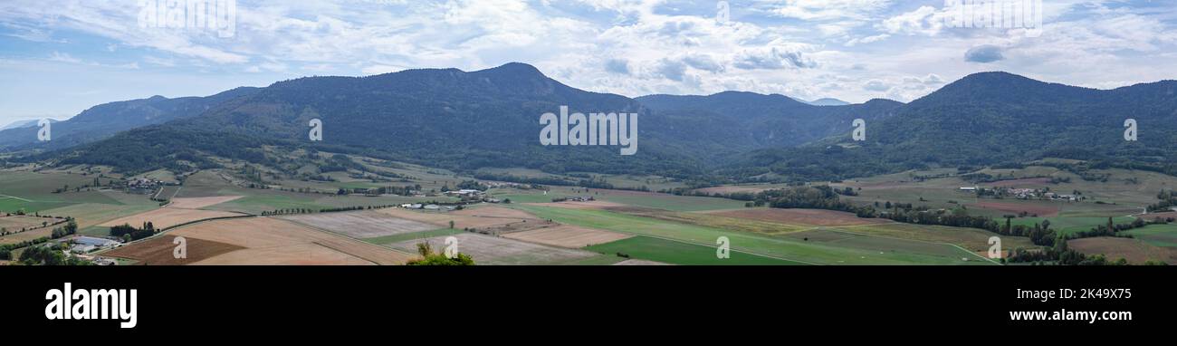 Magnifique vue sur le paysage depuis le château médiéval de Puivert, Aude, Occitanie, Sud de la France. Banque D'Images