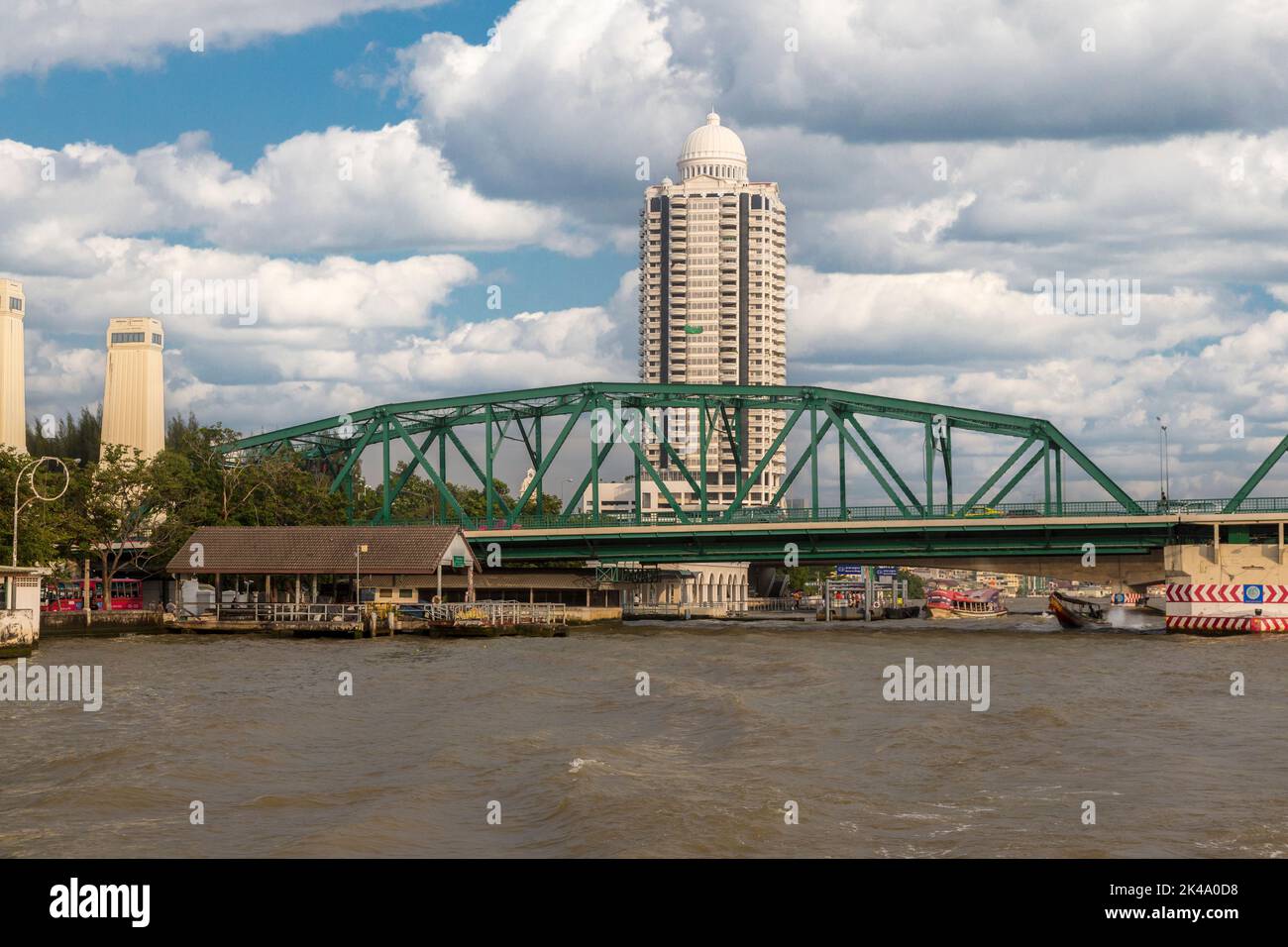 Bangkok, Thaïlande. Memorial Bridge sur la rivière Chao Phraya. Parc de la rivière de Bangkok, d'un condominium, au fond. Banque D'Images