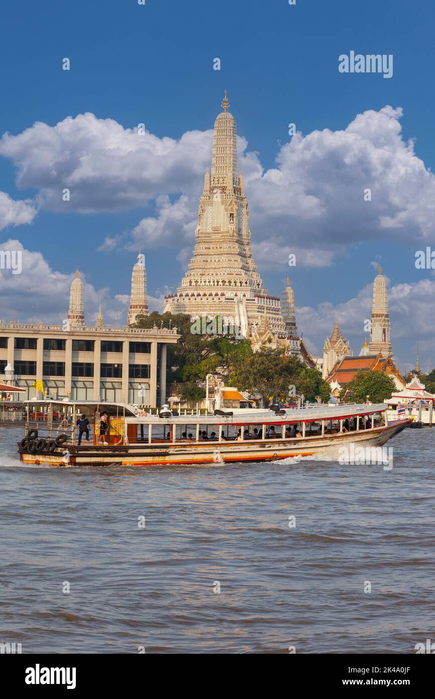 Bangkok, Thaïlande. Wat Arun Temple et un taxi de l'eau de la rivière Chao Phraya. Banque D'Images