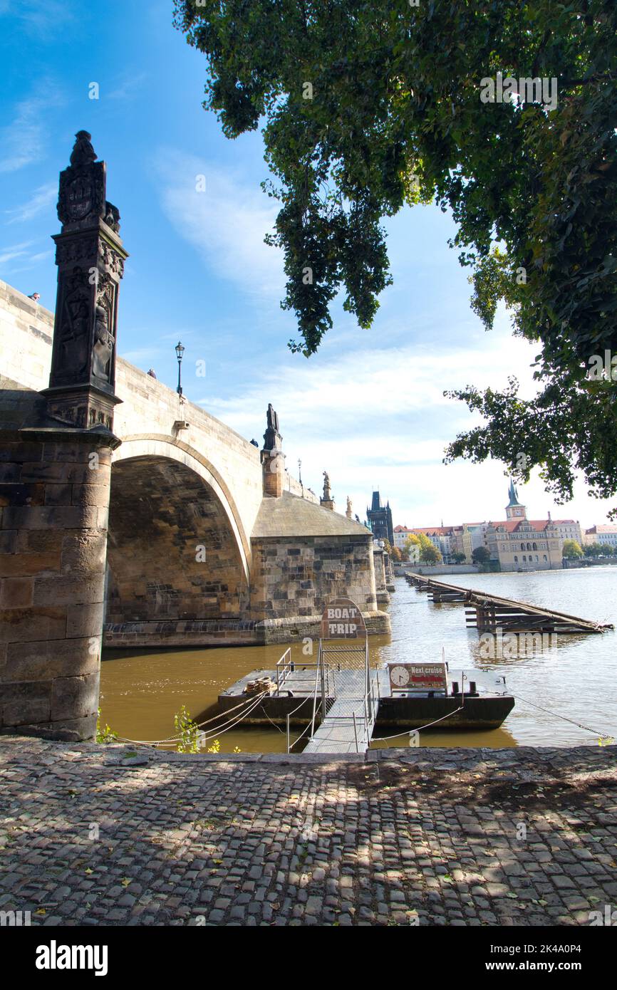 Regardez sur la Vltava jusqu'au pont Charles depuis le remblai en automne. Prague, République tchèque. Banque D'Images Regardez sur la Vltava jusqu'au pont Charles depuis le remblai en automne. Prague, République tchèque. Banque D'Images