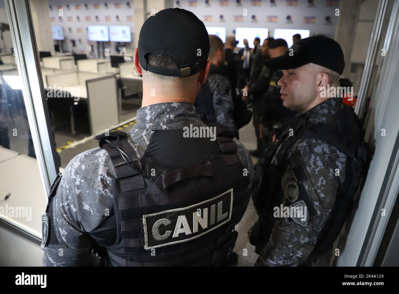 Sao Paulo, Sao Paulo, Brésil. 1st octobre 2022. (INT) colis suspect dans la zone de presse - élections au Brésil. 1 octobre 2022, Sao Paulo, Brésil : Le Groupe d'action tactique spéciale Gate‚‚ et Kennel Dog balaient le bâtiment TRE-SP et vident le bâtiment après avoir trouvé un paquet suspect lié à une chaise dans le centre de presse où le juge Paulo Sergio Brant de Carvalho Galizia-président TRE-SP participera à l'impression du zéro de la totalisation TRE-SP Système, dans le quartier de Bela Vista de Sao Paulo.Credit: Leco Viana/TheNews2 (Credit image: © Leco Viana/TheNEWS2 via ZUMA Pres Banque D'Images