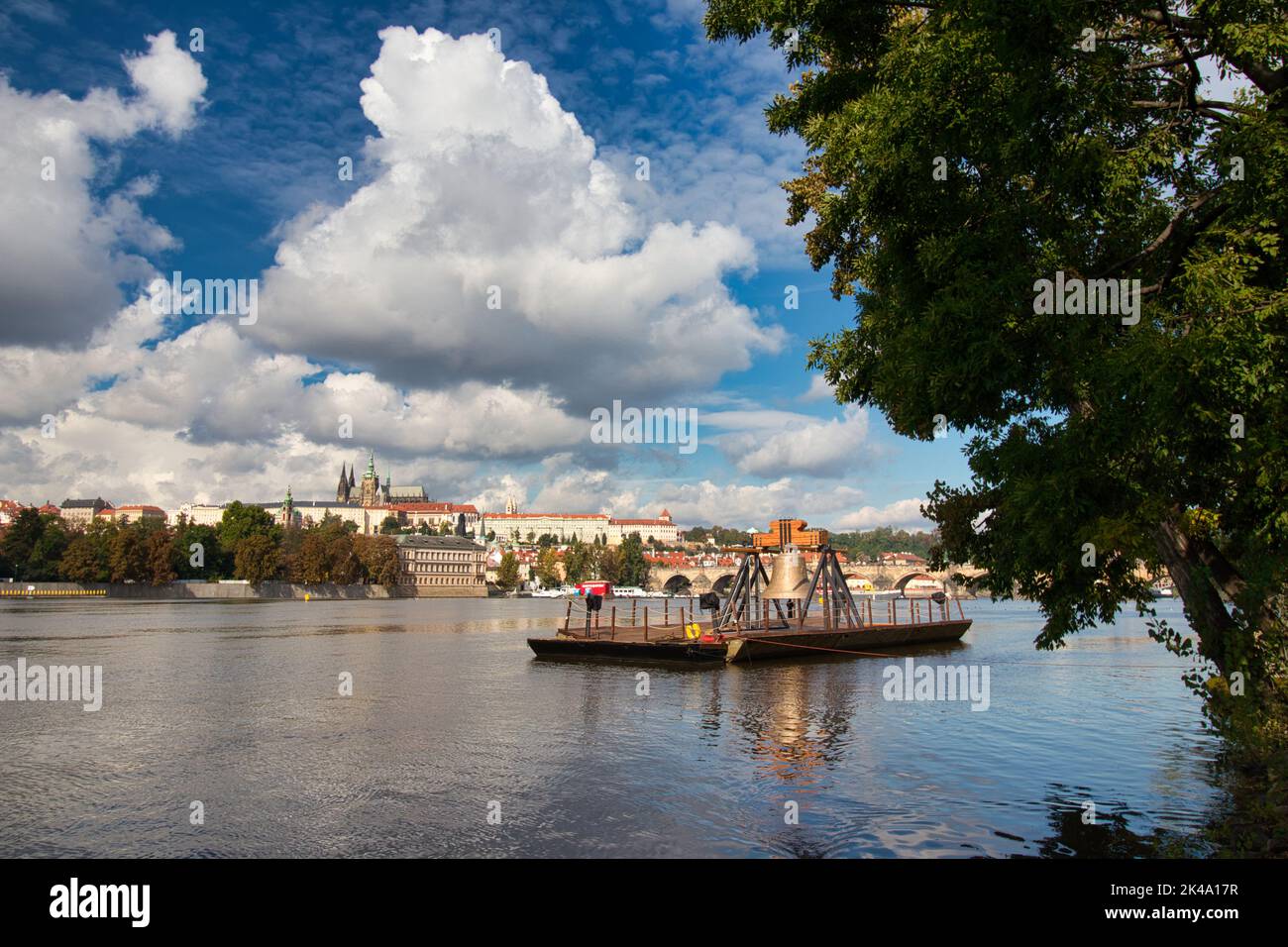 La cloche commémorative #9801 sur un ponton dans la Vltava à Smetanovo nábřeží. Prague. Château de Prague et pont Charles derrière. Banque D'Images La cloche commémorative #9801 sur un ponton dans la Vltava à Smetanovo nábřeží. Prague. Château de Prague et pont Charles derrière. Banque D'Images