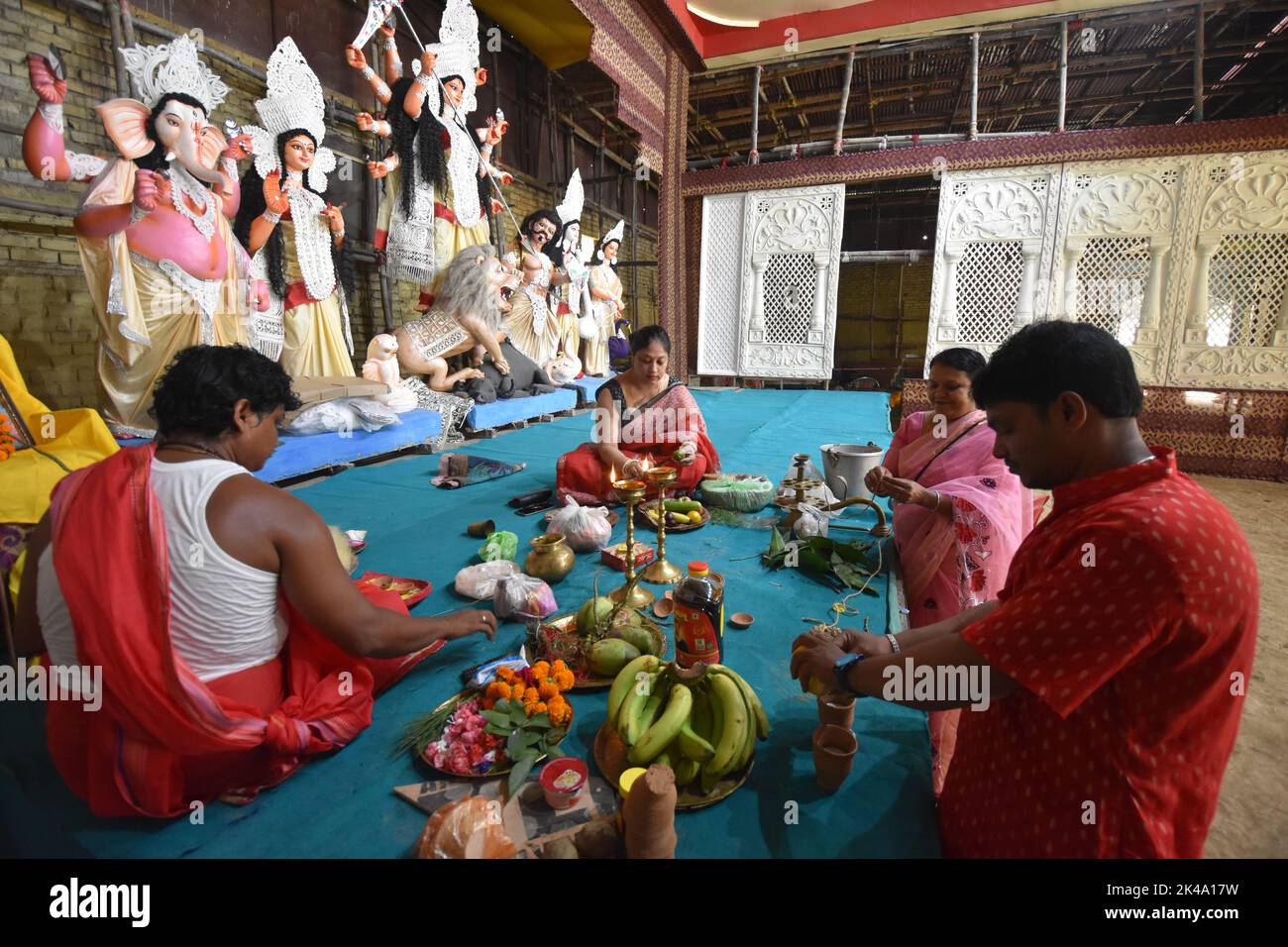 1 octobre 2022, Kanpur, Uttar Pradesh, Inde: En cette journée de Sasthma, le Durga Puja Pandal est en cours d'achèvement. (Credit image: © Biswarup Ganguly/Pacific Press via ZUMA Press Wire) Banque D'Images