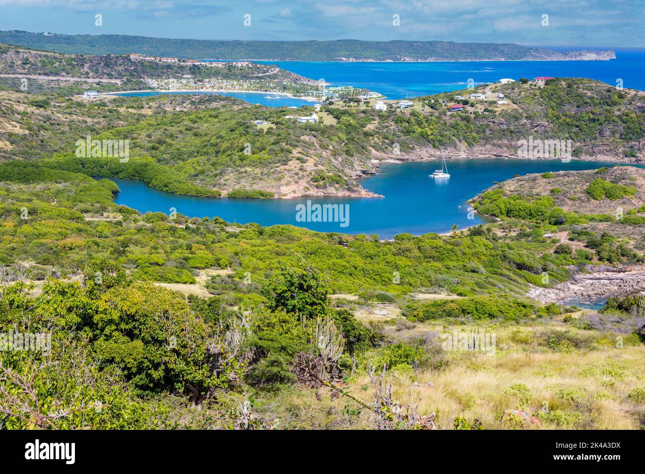 Antigua. Vue sur l'océan Atlantique à partir de Block House, un fort britannique coloniale. Hôtel Saint James à distance. Banque D'Images