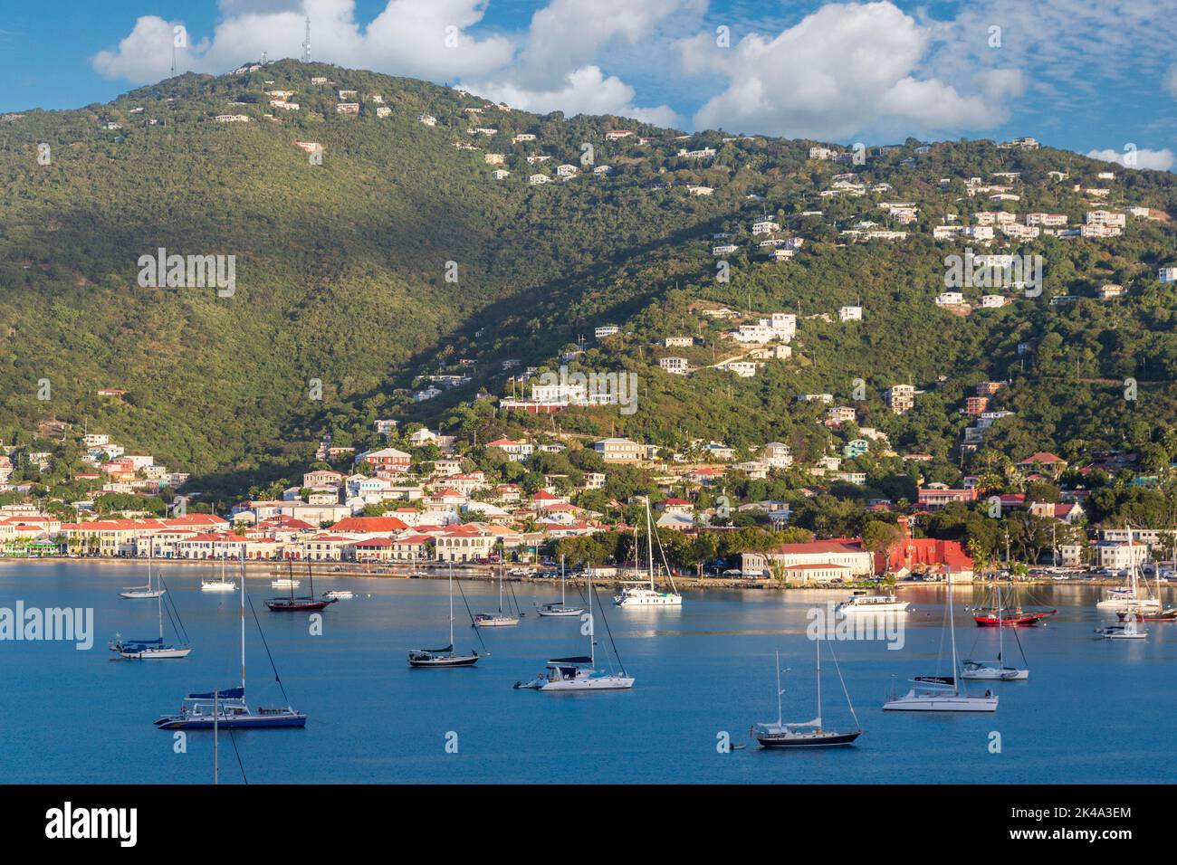 Charlotte Amalie, St Thomas, Îles Vierges des États-Unis. Vue de la ville à l'approche de l'embarcadère des bateaux de croisière. Banque D'Images