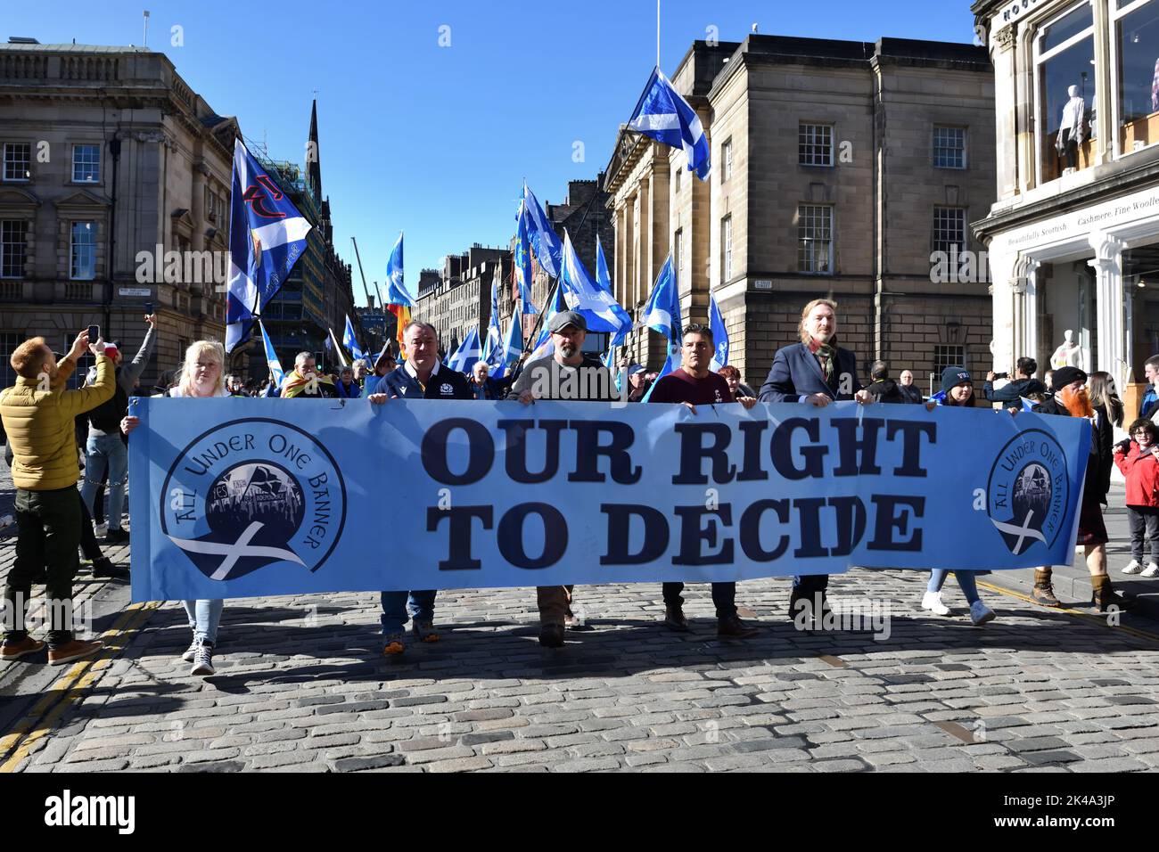 Édimbourg, Écosse, Royaume-Uni. 1st, octobre 2022. Des milliers de personnes passent par Édimbourg pour se rendre au bâtiment écossais paliament de Holyrood et réclament leur « indépendance » par rapport à la domination britannique. Douglas Carr/Alamy Live News Banque D'Images