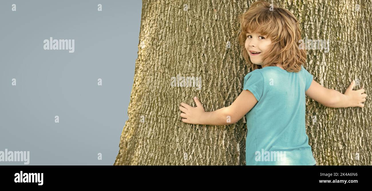 Il est si large. Garçon enfant essayer de grimper l'arbre. Enfance et enfance. Jours de boyHood. Escalade des arbres. Affiche horizontale. En-tête de bannière Web, espace de copie. Banque D'Images