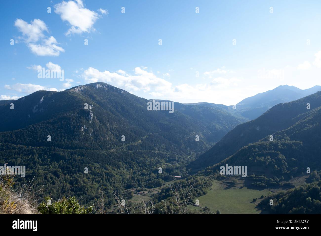 Magnifique paysage panoramique de la vallée des Pyrénées depuis les ruines de la forteresse cathare Montsegur en France Banque D'Images
