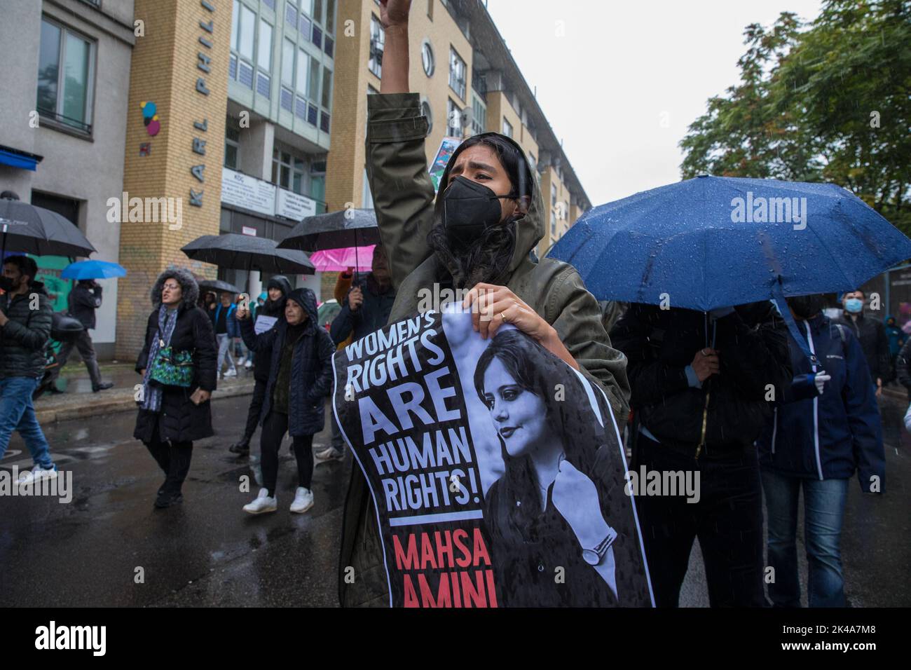 Berlin, Allemagne. 1st octobre 2022. Une importante manifestation a eu lieu à Berlin sur 1 octobre 2022, avec plusieurs milliers de participants. Sous le slogan Jin Jiyan Azadi, les manifestants ont également crié que les droits des femmes sont des droits de l'homme. Les manifestants ont également clairement indiqué qu'ils rejetaient une république iranienne sous le gouvernement actuel où ils étaient contraints de porter un hijab. La solidarité s'est exprimée avec Mahsa Amini et beaucoup d'autres personnes en Iran qui sont mortes lors de manifestations. Des slogans comme les mollahs contre un régime mollah et pour un Iran libre ont été brandi. Crédit : ZUMA Press, Inc./Alay Live News Banque D'Images