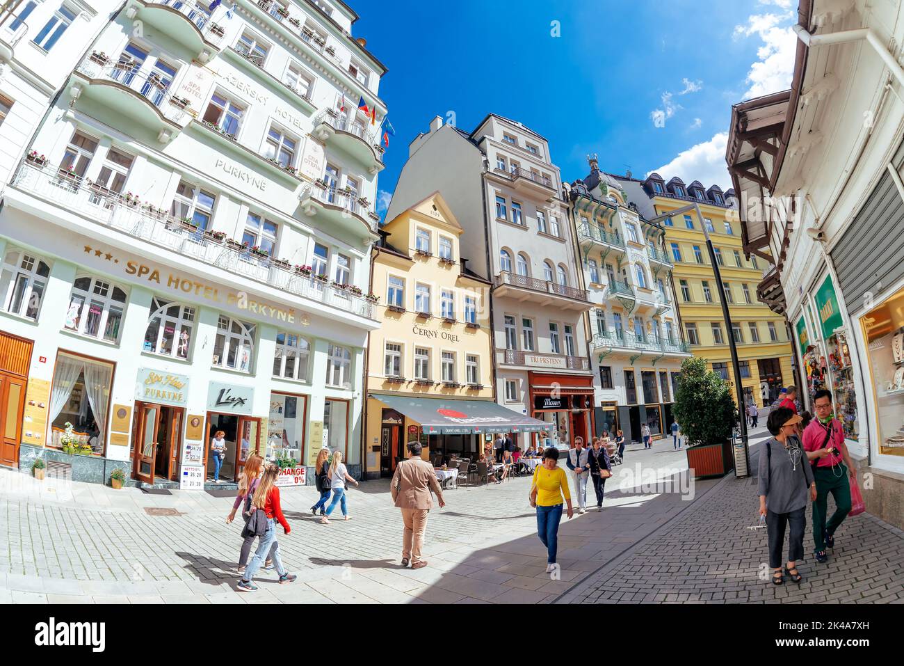 Karlovy Vary, République tchèque - 21 mai 2019 : vue sur la rue commerçante du centre de la vieille ville Banque D'Images