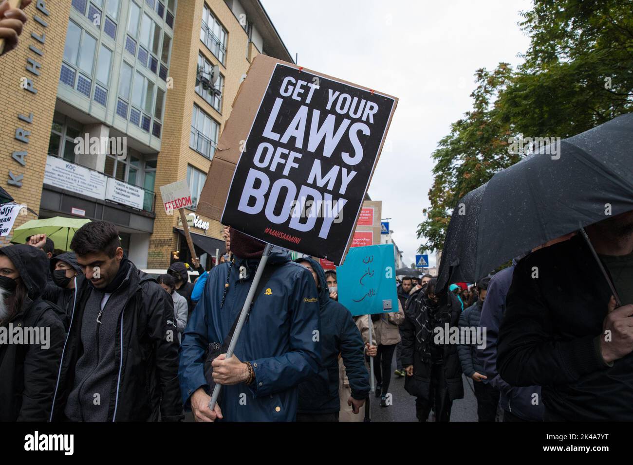 Berlin, Allemagne. 1st octobre 2022. Une importante manifestation a eu lieu à Berlin sur 1 octobre 2022, avec plusieurs milliers de participants. Sous le slogan Jin Jiyan Azadi, les manifestants ont également crié que les droits des femmes sont des droits de l'homme. Les manifestants ont également clairement indiqué qu'ils rejetaient une république iranienne sous le gouvernement actuel où ils étaient contraints de porter un hijab. La solidarité s'est exprimée avec Mahsa Amini et beaucoup d'autres personnes en Iran qui sont mortes lors de manifestations. Des slogans comme les mollahs contre un régime mollah et pour un Iran libre ont été brandi. Crédit : ZUMA Press, Inc./Alay Live News Banque D'Images