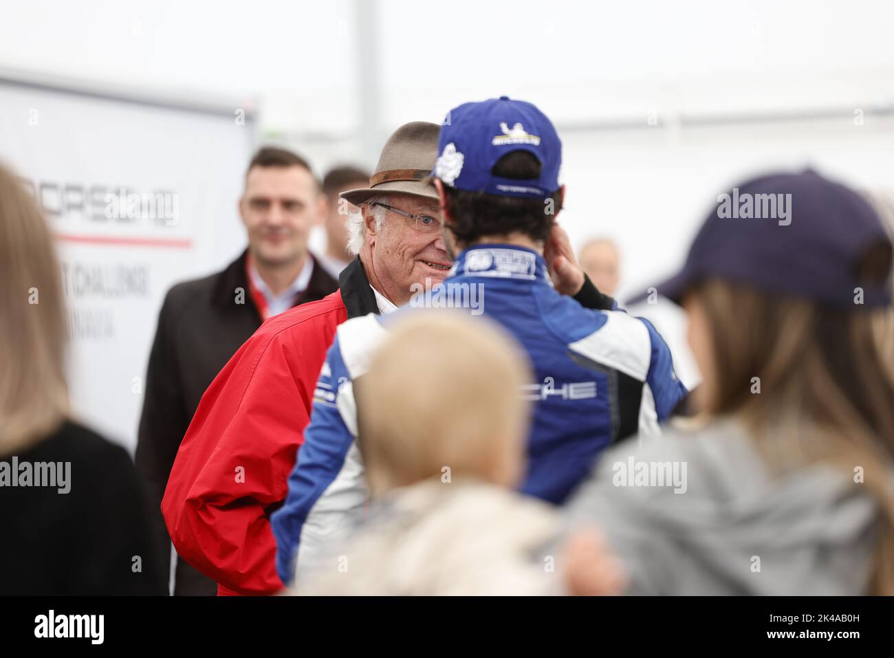 Le roi Carl Gustaf s'entretient avec le prince Carl Philip après la course 2 du défi Porsche Sprint que le prince Carl Philip a remporté lors des courses au parc Mantorp, en Suède, au 1 octobre 2022 . Photo: Stefan Jerrevång / TT / code 60160 Banque D'Images