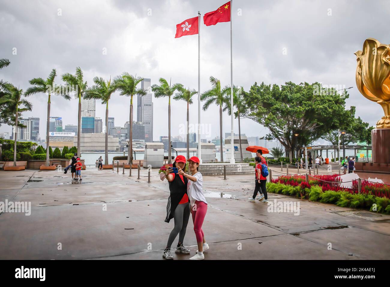 Hong Kong, Chine. 01st octobre 2022. Deux femmes portant des casquettes avec le drapeau chinois ont vu prendre des selfies ensemble sur la place Bauhinia dorée. La Chine marque le 73rd anniversaire de sa fondation sur 1 octobre. (Photo par Alex Chan TSZ Yuk/SOPA Images/Sipa USA) crédit: SIPA USA/Alay Live News Banque D'Images