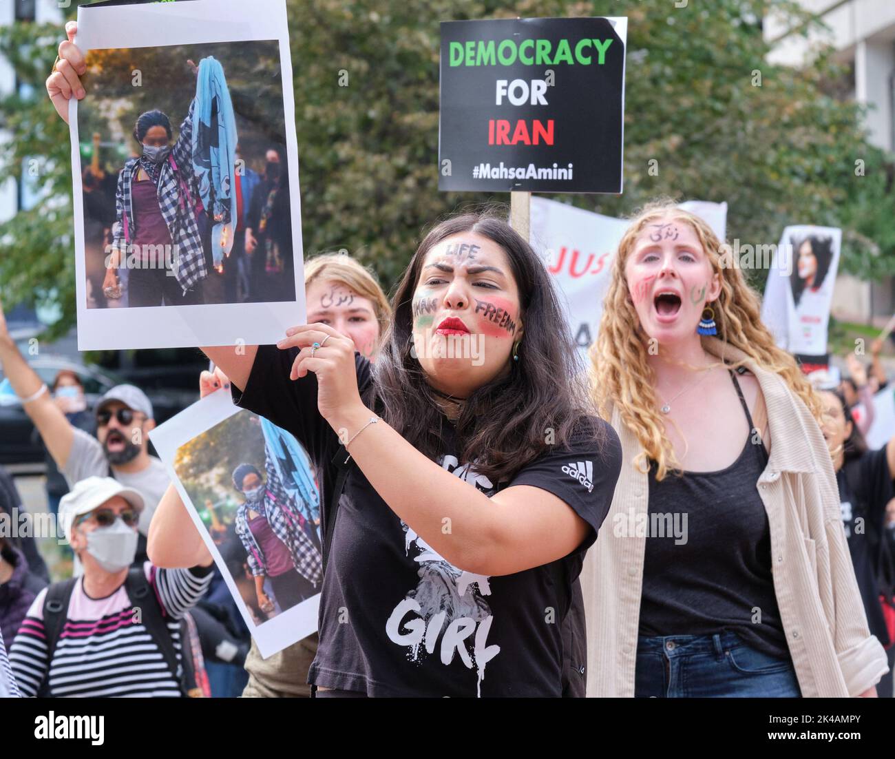 Halifax, Nouvelle-Écosse, Canada. 1 octobre 2022. Des centaines de personnes ont défilé dans un rassemblement pour la liberté en Iran et ont exigé la justice pour la mort de Mahsa Amini qui a été tué alors qu'il était en garde à vue. Le rassemblement sous la bannière « liberté de la vie des femmes » a exigé que le Canada soit la voix des femmes iraniennes réduites au silence dans leur propre pays par le régime actuel et qu'elles appuient le droit à la démocratie et à la liberté des Iraniens. Credit: Meanderingemu /Alamy Live News Banque D'Images