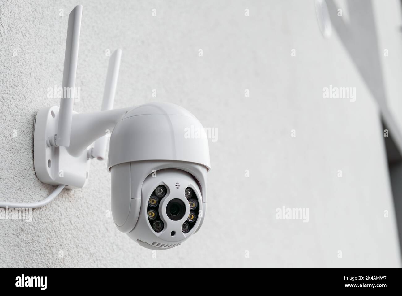 Caméra CCTV ronde avec antennes pour filmer des vidéos sur le mur blanc.  Équipement numérique permettant d'enregistrer et de diffuser des vidéos en  temps réel Photo Stock - Alamy