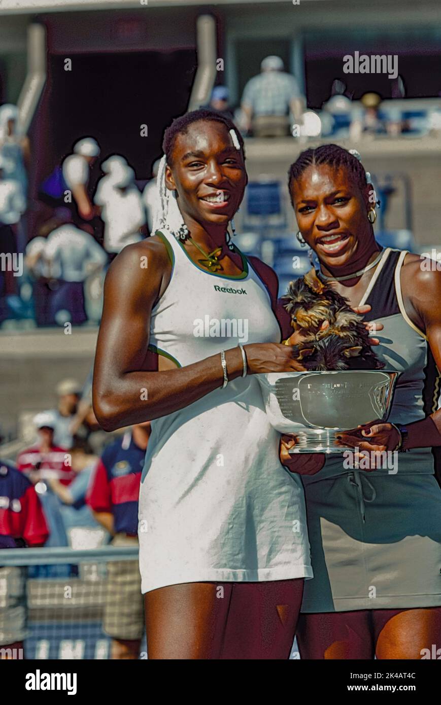 Serena Williams (Etats-Unis) et sa sœur venus remportent le championnat des doubles à l'US Open tennis 1999 Banque D'Images