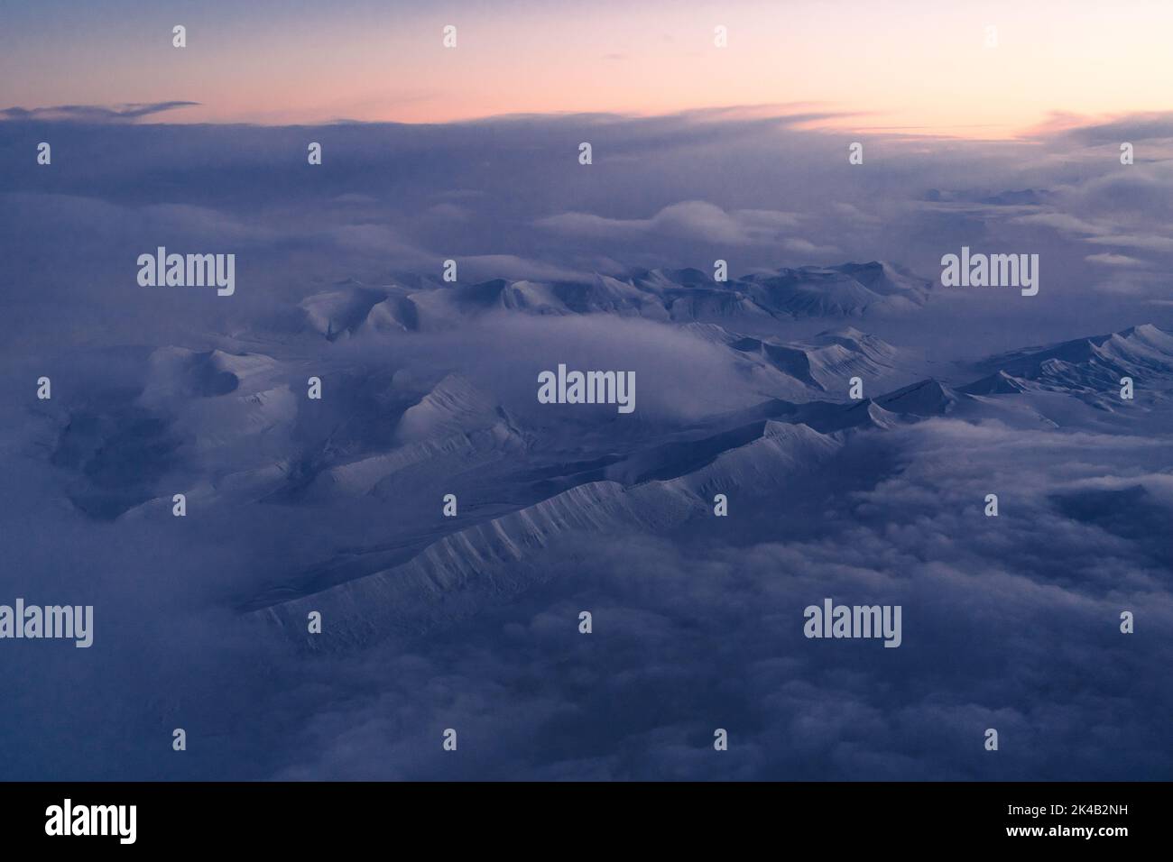 Photos aériennes uniques du paysage hivernal gelé et enneigé des montagnes et de la côte du Svalbard, prises depuis un avion / drone au coucher du soleil Banque D'Images