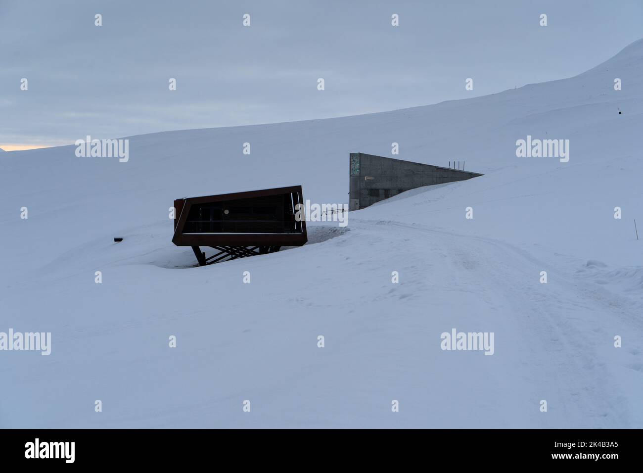 Svalbard Global Seed Vault le jour d'hiver froid et enneigé à l'extérieur de Longyearbyen Banque D'Images