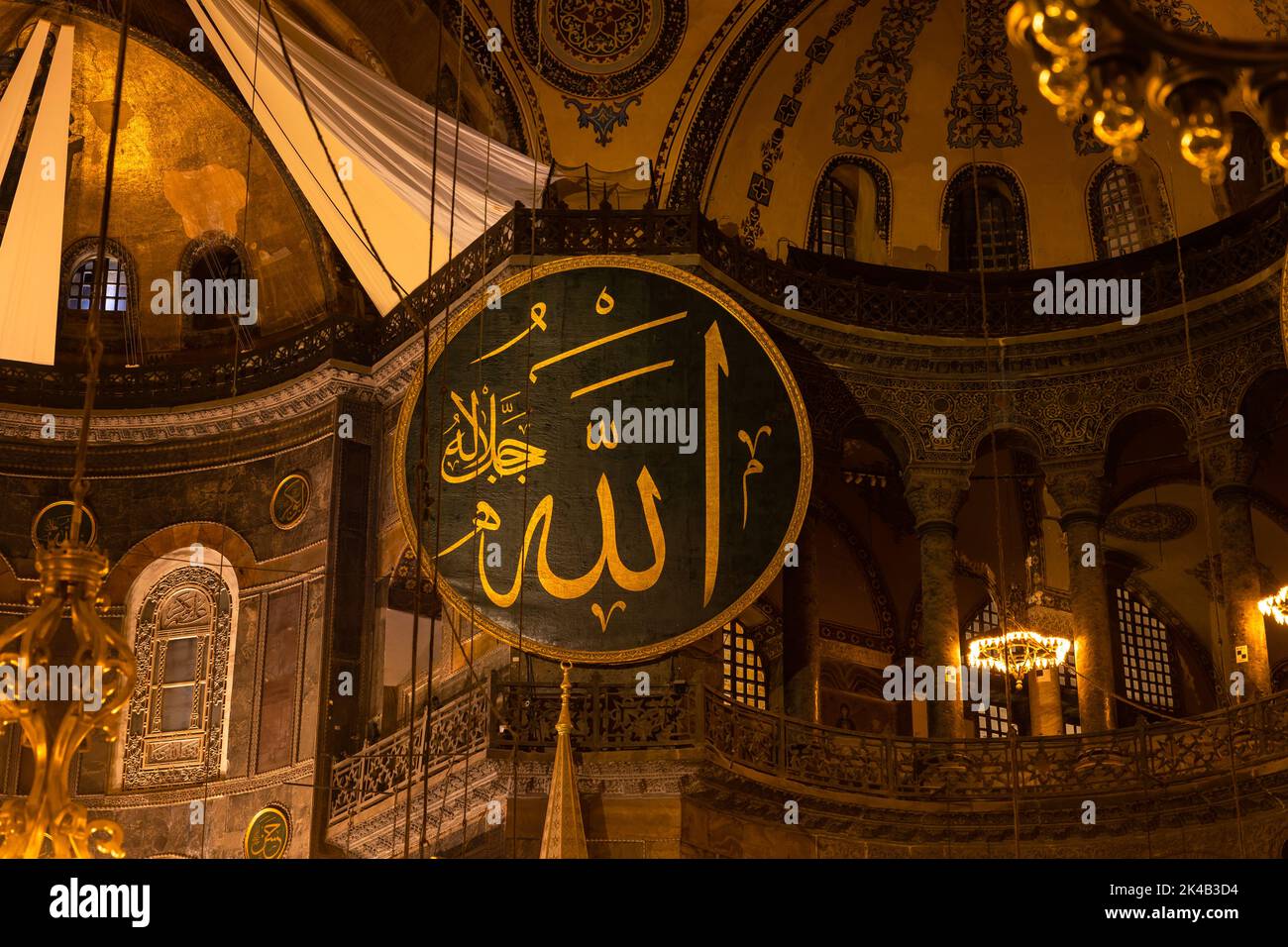 L'origine islamique. Le nom de la calligraphie d'Allah dans la mosquée Sainte-Sophie ou Ayasofya. Ramadan ou kandil ou lalat al-qadr ou kadir gecesi fond. Banque D'Images