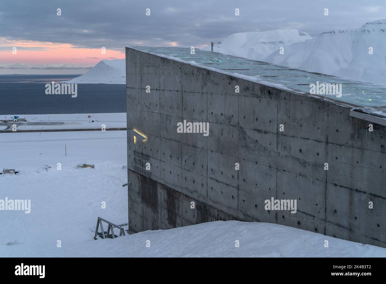 Svalbard Global Seed Vault le jour d'hiver froid et enneigé à l'extérieur de Longyearbyen Banque D'Images