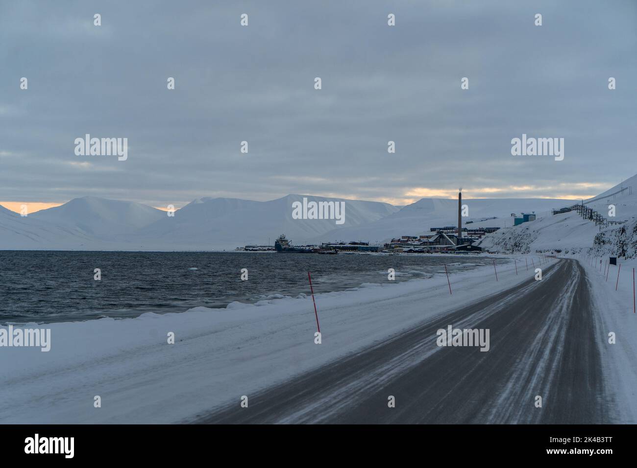 Route le long de la côte à Longyearbyen depuis l'aéroport, neige d'hiver, Svalbard Banque D'Images