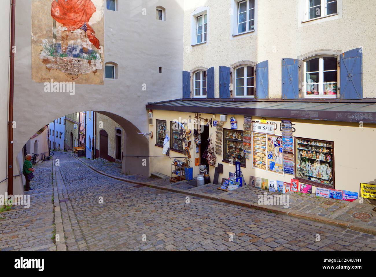 Boutique de souvenirs pittoresque, Bridge House, pavés, Pfaffengasse, Dreifluessessestadt Passau, ville universitaire indépendante, quartier administratif de Banque D'Images