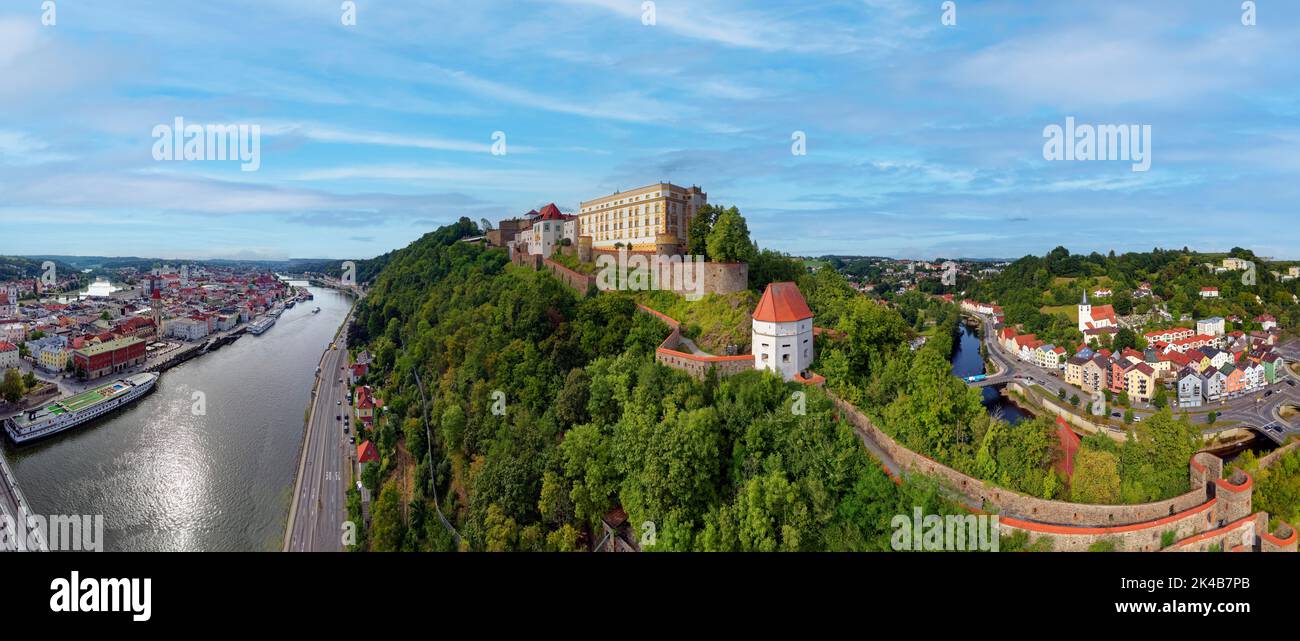 Vue aérienne, de gauche à droite, Altstdt Passau, Danube, Veste Oberhaus, fleuve Ilz, Ilzstadt, Dreifluessessestadt Passau, ville universitaire sans quartier Banque D'Images