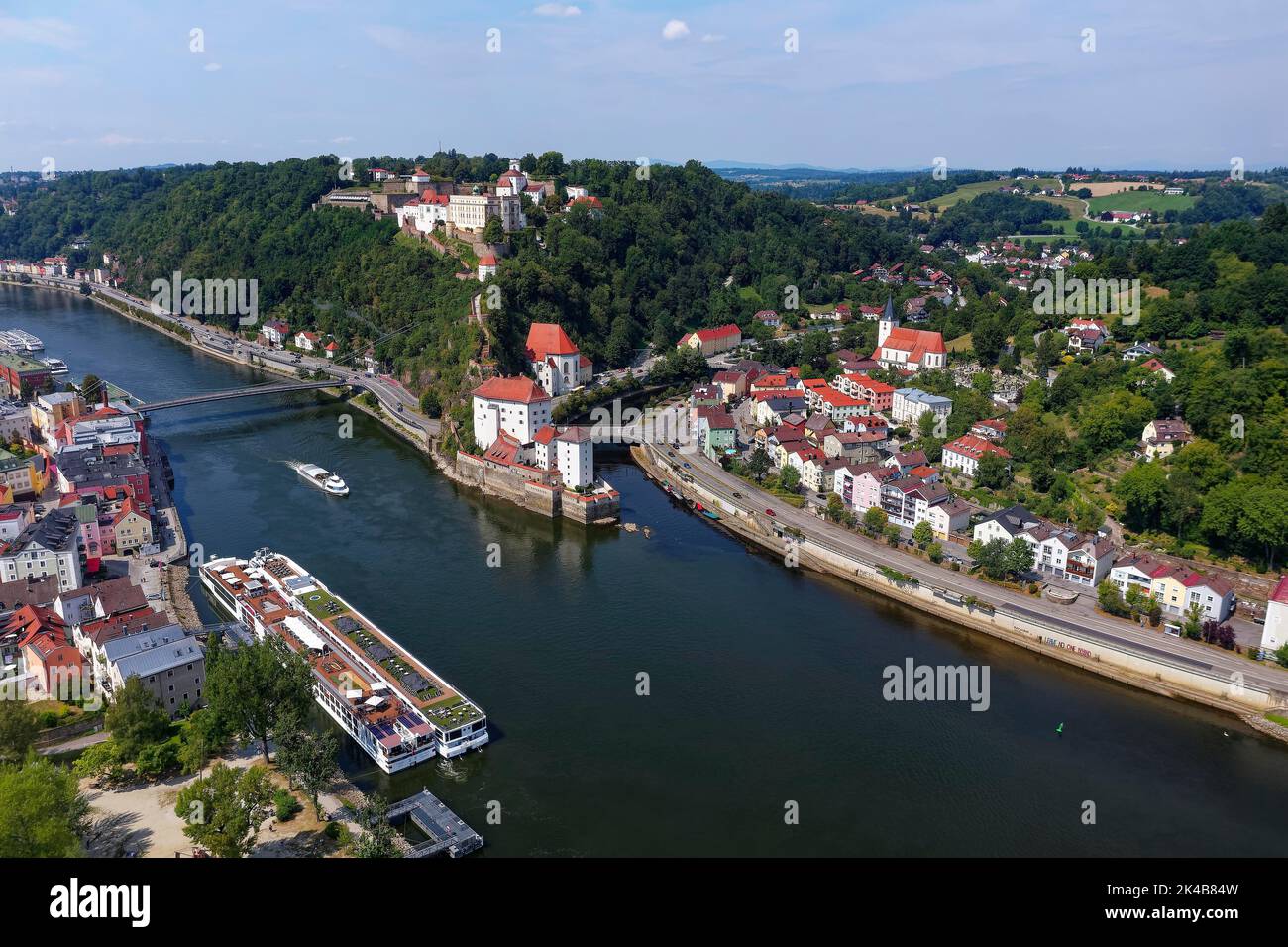 A gauche de la vieille ville de Passau, Danube avec Marienbruecke, centre au-dessus de Veste Oberhaus, en dessous de Veste Niederhaus, Ilz, embouchure de l'Ilz, à droite Ilzstadt, antenne Banque D'Images