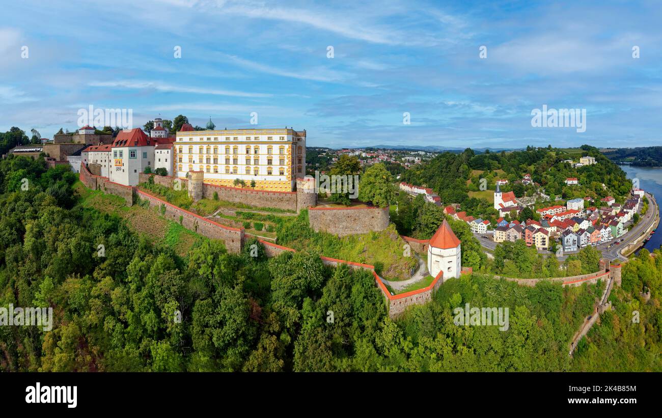 Veste Oberhaus, construit 1219-1800, sur la droite Ilzstadt avec l'embouchure de la rivière Ilz, vue aérienne, Dreifluessessestadt Passau, ville-libre Banque D'Images