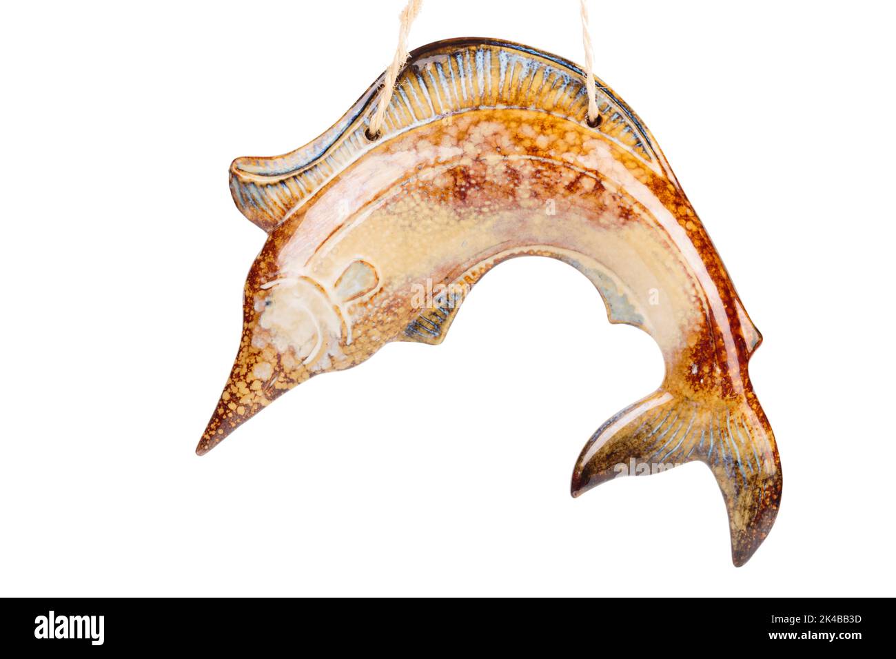 Poisson en céramique drôle suspendu sur une corde. Isolé sur fond blanc. Gros plan. Banque D'Images