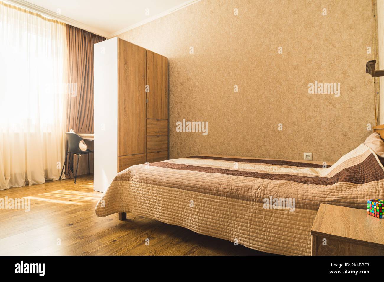 Lumineux vide confortable grande chambre pour enfants avec table d'ordinateur isolée Banque D'Images