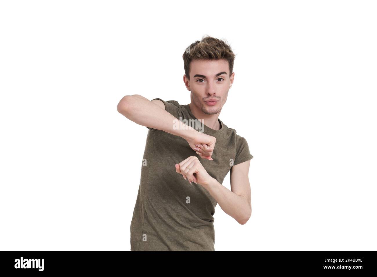 Jeune homme caucasien dansant, isolé. Banque D'Images