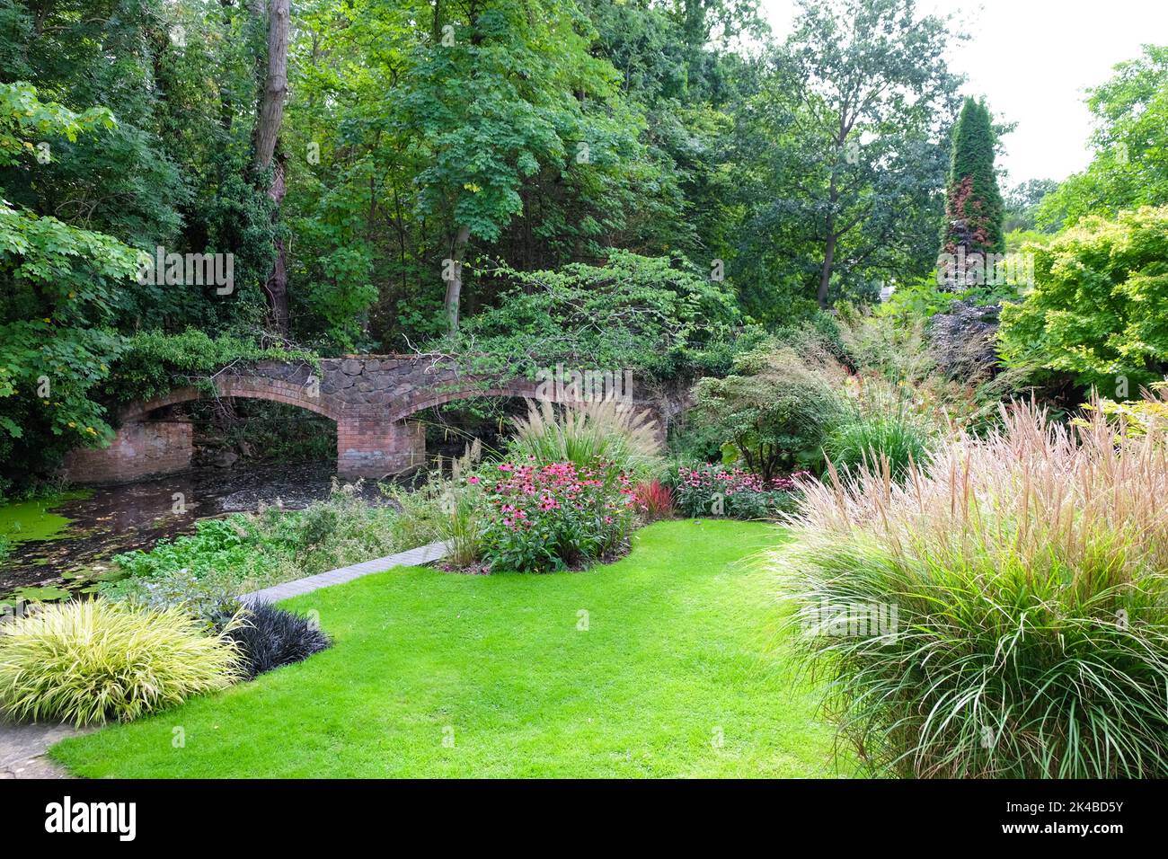 jardin public et pont vintage sur la rivière lin dans le quorn leicestershire Banque D'Images
